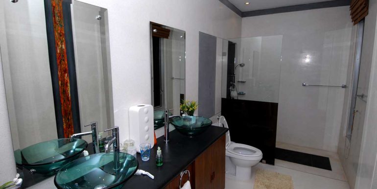 Villa-na-Phukete-Villa-Overlooking-Layan-bathroom