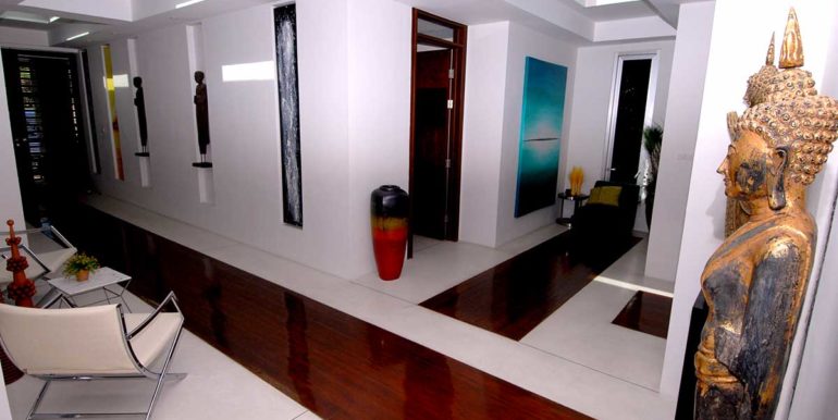 Villa-na-Phukete-Villa-Overlooking-Layan-entrance