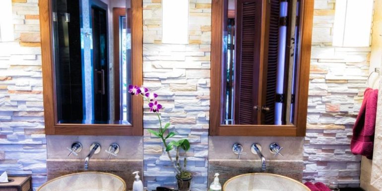 18-Baan Surin Sawan - His andn hers vanity