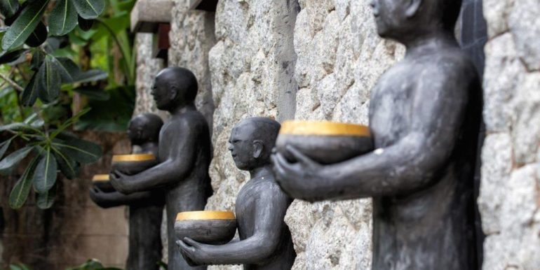 22-Baan Surin Sawan - Front entrance wall statues