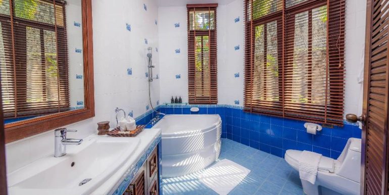 5 Bedroom Patong Headland (30)